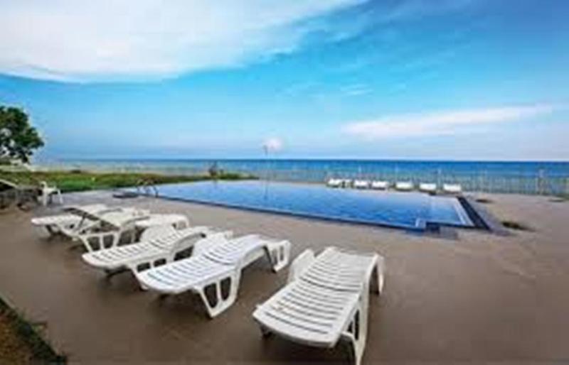 Peacock Beach Hotel ハンバントタ エクステリア 写真