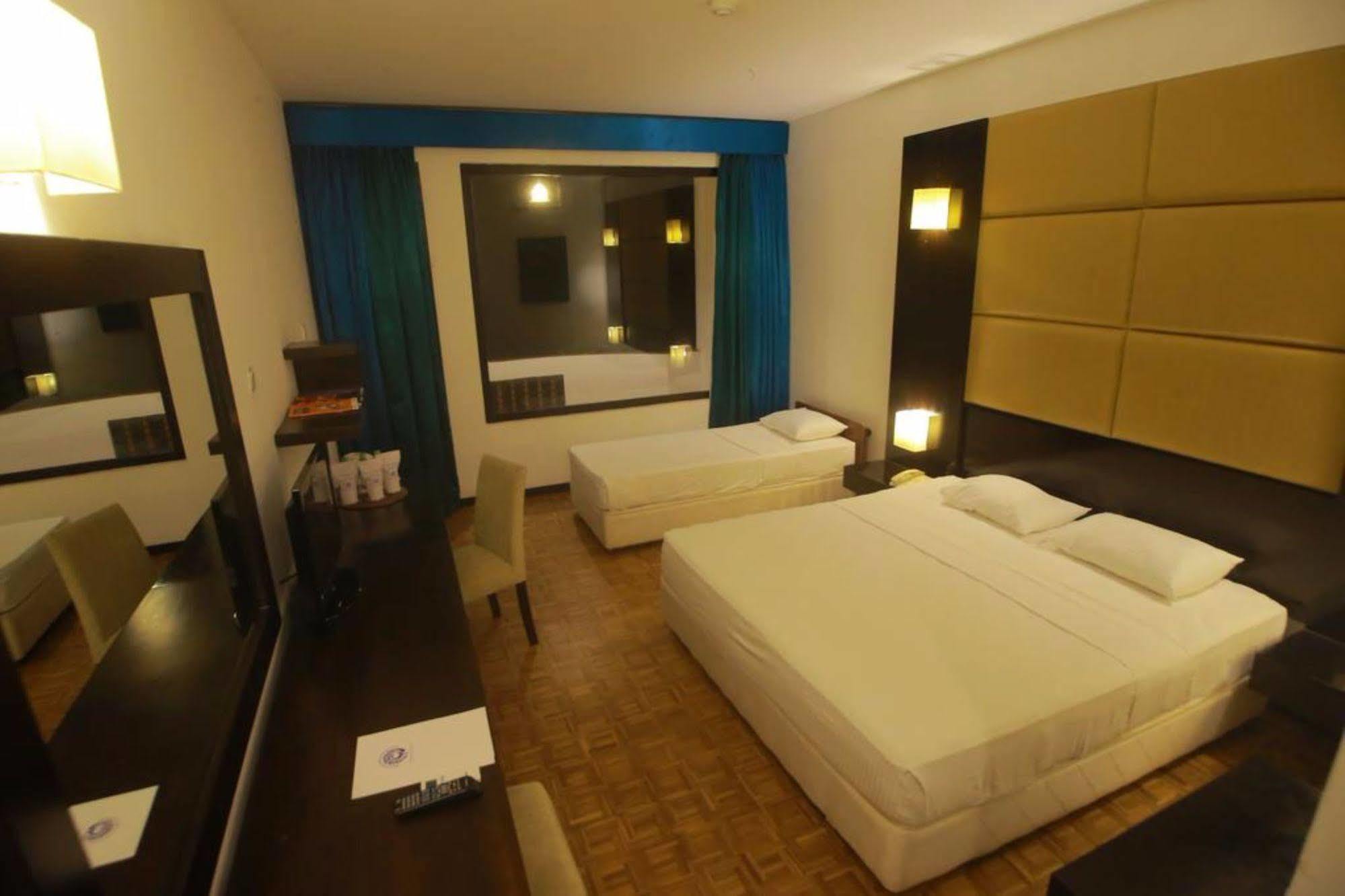 Peacock Beach Hotel ハンバントタ エクステリア 写真