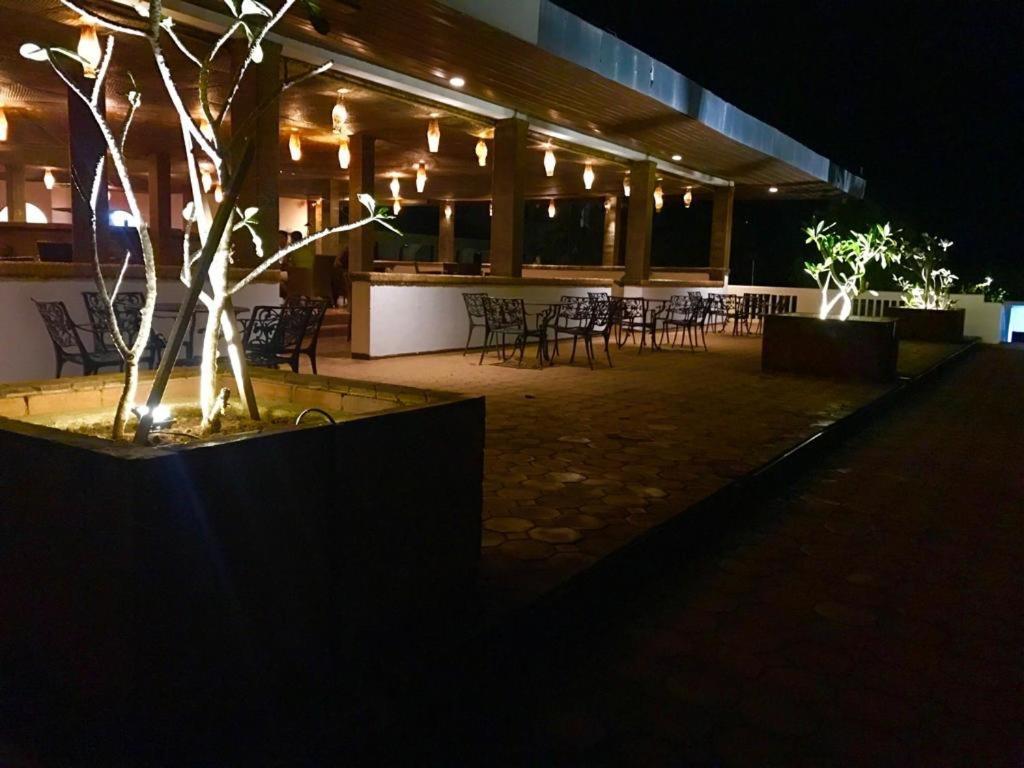Peacock Beach Hotel ハンバントタ エクステリア 写真