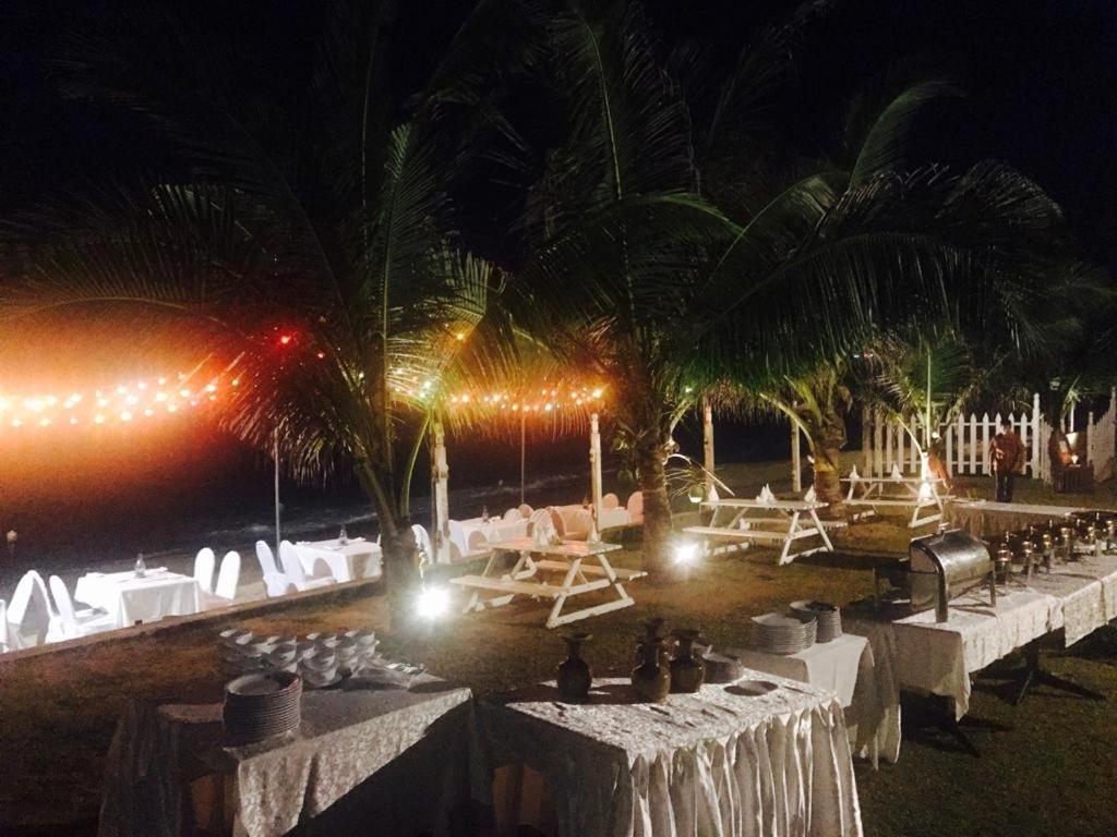 Peacock Beach Hotel ハンバントタ エクステリア 写真